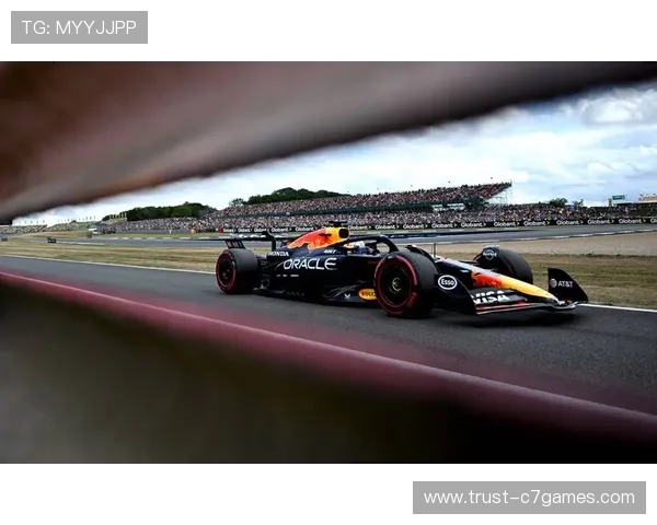 F1赛季最新动态：维斯塔潘称霸赛道 汉密尔顿期待新技术突破